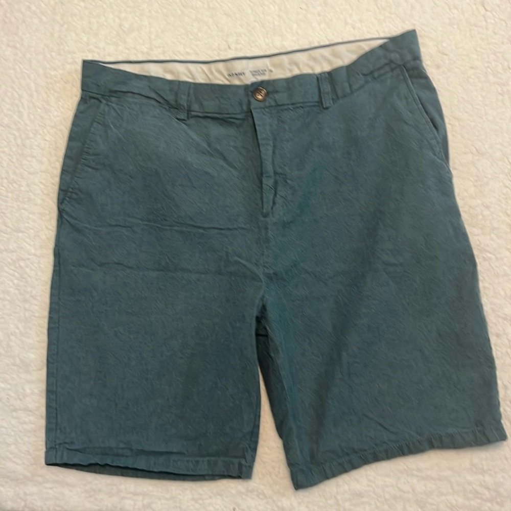 Old navy size 38 color is filtered green